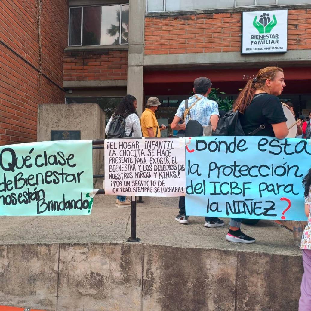 Las protestas en las afueras de la sede del ICBF Antioquia, en el barrio La América, se han vuelto cada vez más recurrentes por los problemas económicos que atraviesa la entidad. FOTO: SUSANA COGUA PÉREZ