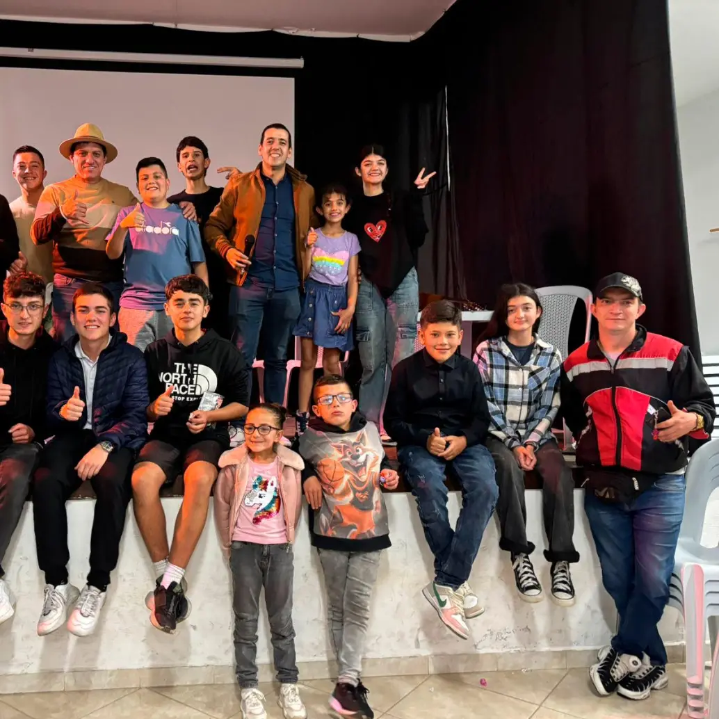 Estos son algunos integrantes de la Escuela de Trova de El Carmen de Viboral, que buscan viajar a Cuba. FOTO: CORRTESÍA