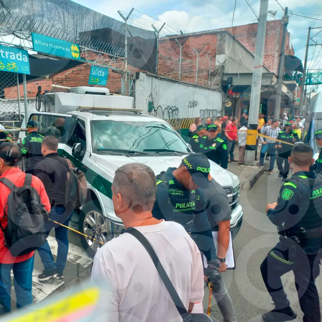 Los investigadores judiciales avanzan en las labores para esclarecer el asesinato del hombre dentro del parqueadero en el centro de Medellín. FOTO: MAURICIO PALACIO