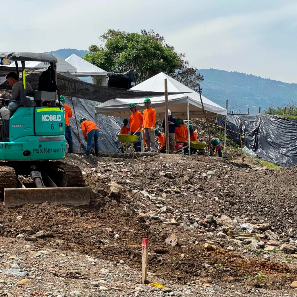 Las retroexcavadoras y una volqueta volvieron a La Escombrera desde este lunes, por cuenta de la administración distrital. FOTO ALCALDÍA
