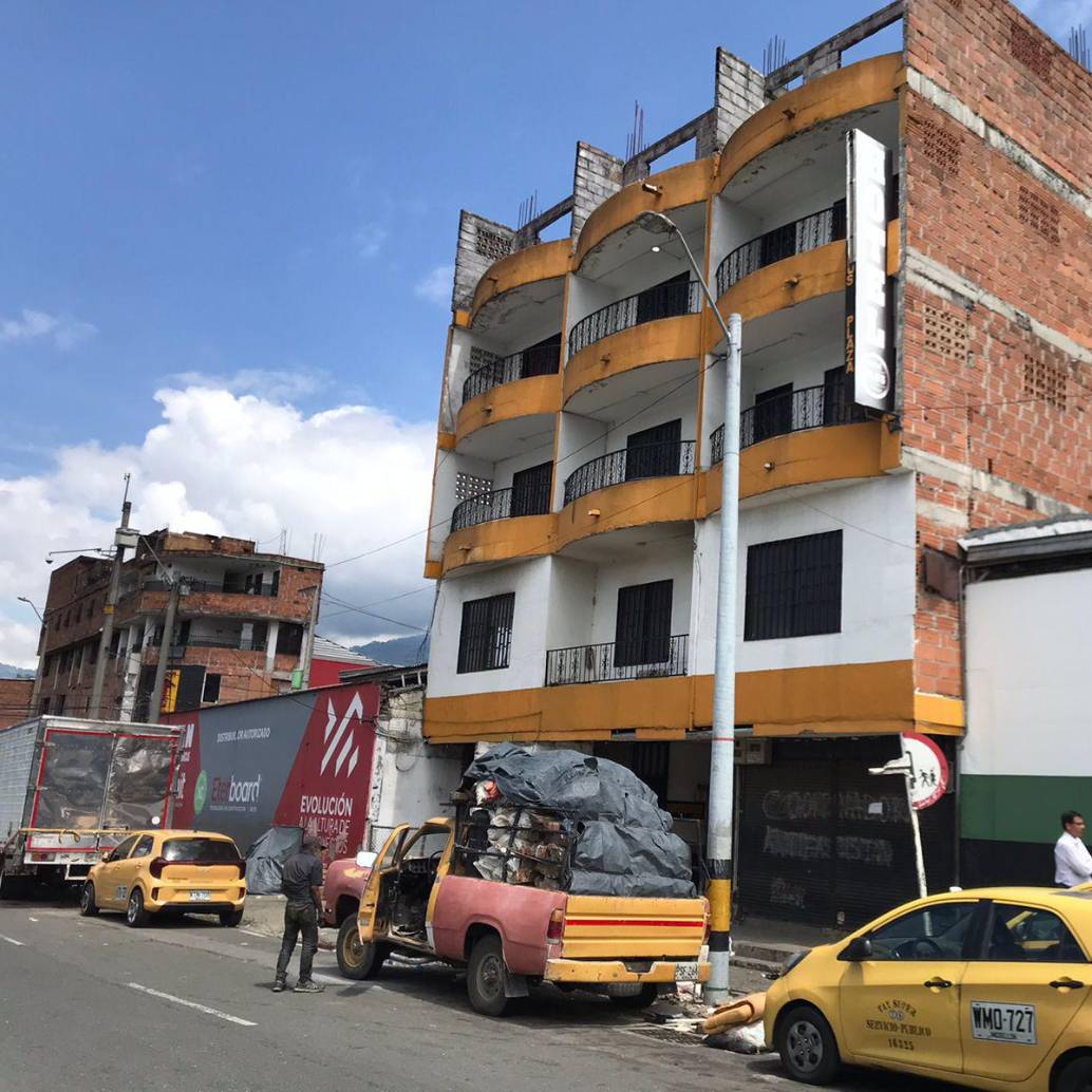 Dentro de este hotel, el Plus Plaza, se presentó un incendio en un cuarto del tercer piso. La víctima saltó desde el balcón hacia el vacío. Al parecer, la conflagración habría sido provocada. FOTO: <b>LAURA ROSA JIMÉNEZ VALENCIA</b>