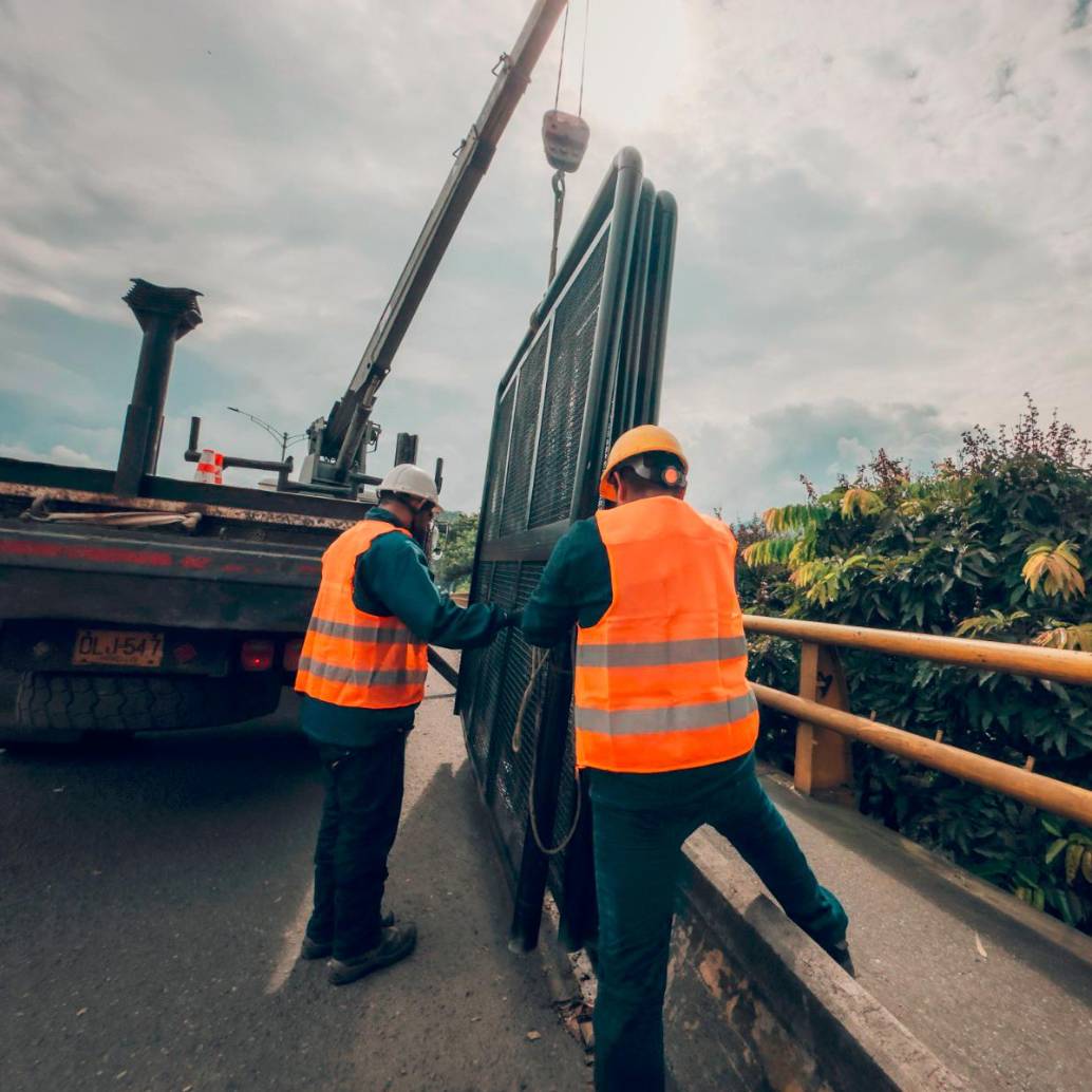 Estas son las mallas que se están instalando sobre dos de los puentes de Medellín para evitar que se sigan lanzando rocas contra los conductores que transitan por estos corredores viales. FOTO: CORTESÍA ALCALDÍA DE MEDELLÍN