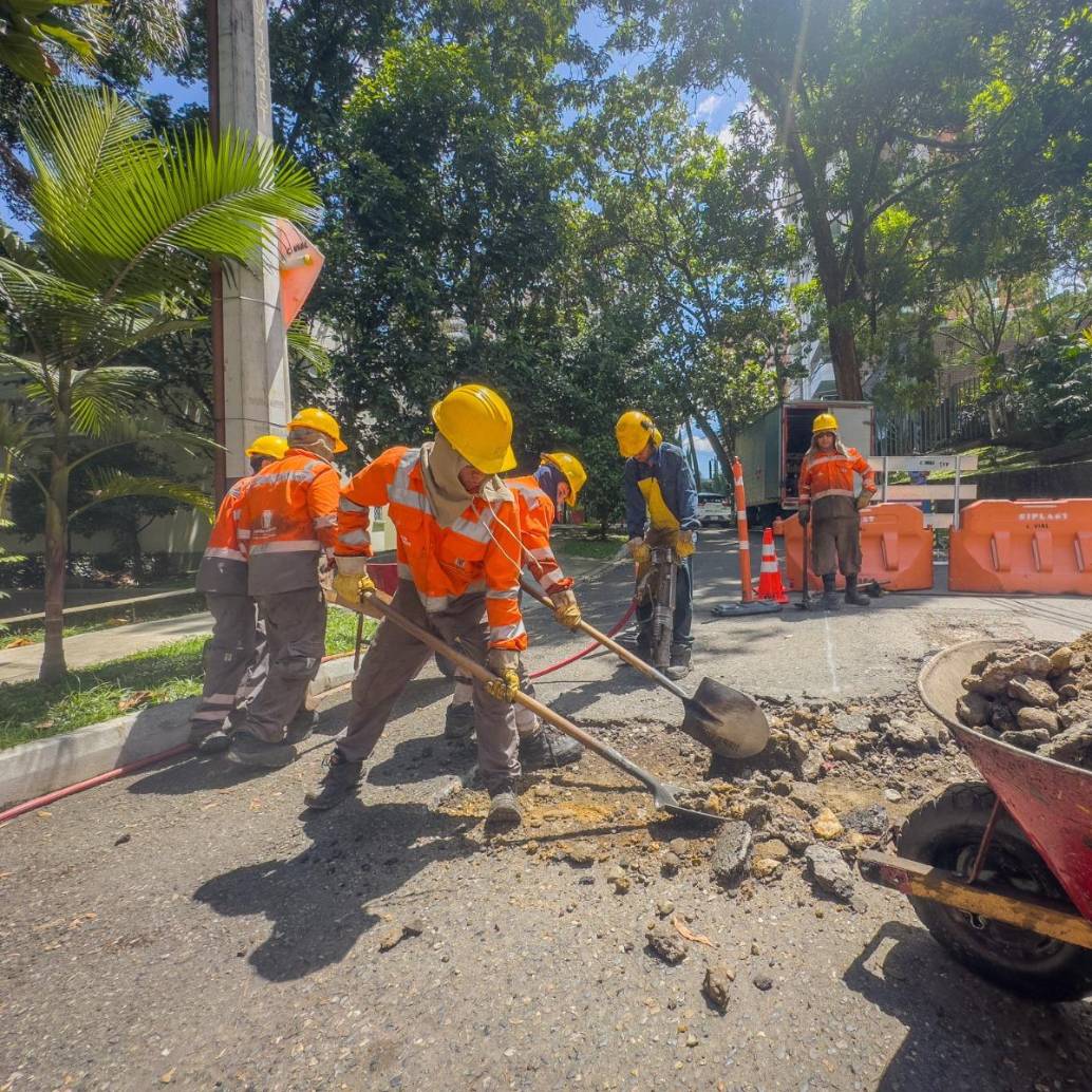 15 cuadrillas trabajan día y noche en diferentes comunas de la ciudad tapando huecos. FOTO: CORTESÍA ALCALDÍA