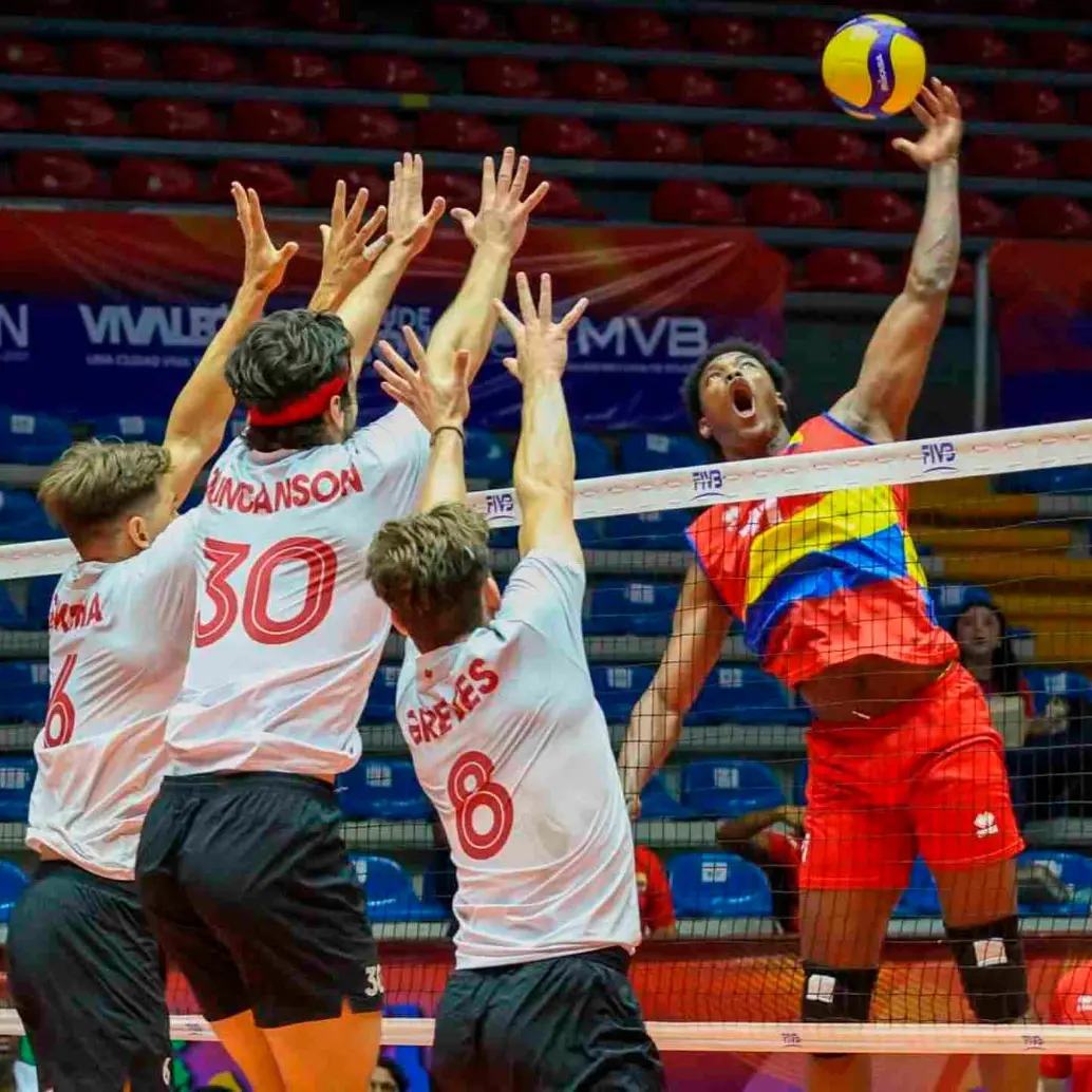 Miguel Ángel Martínez (uniforme rojo) en acción durante el duelo ante Canadá por la Copa Panamericana que se disputó en México. FOTO CORTESÍA 