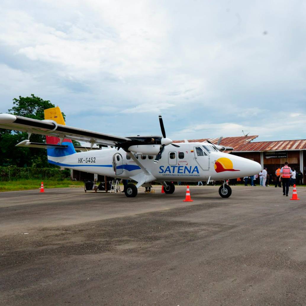 La presencia de personas en la pista y fallas en infraestructura motivaron a Satena a suspender temporalmente vuelos hacia el Pizarro, Chocó. FOTO cortesía Satena