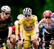 Tadej Pogacar es el virtual campeón del Tour de Francia 2025. Wout van Aert, izquierda, y Jonas Vingegaard, derecha, y ambos del Team Visma, reconocen su triunfo. FOTO X-TOUR DE FRANCIA