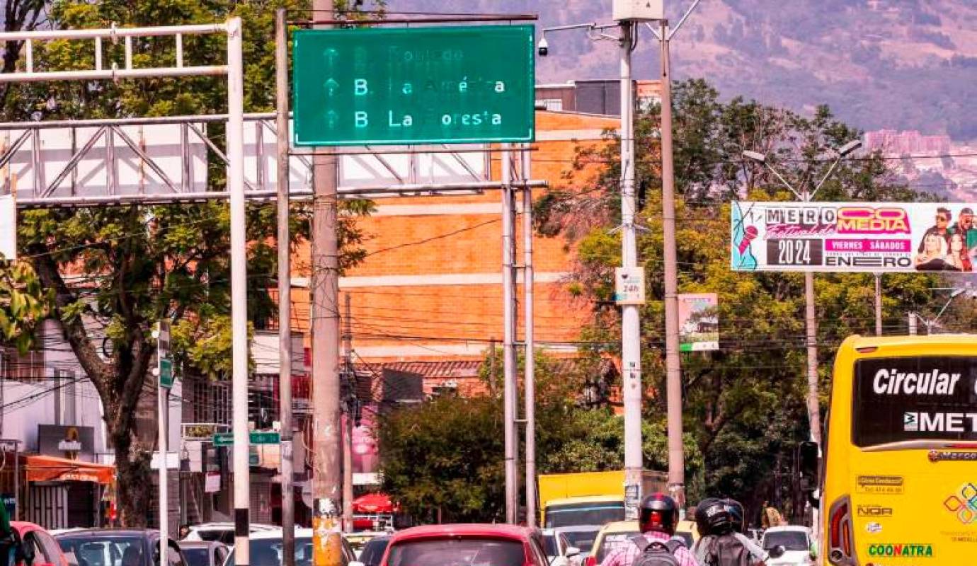 Así se encuentra la señal de tránsito informativa en la carrera 81 (avenida 80) con calle 35, prácticamente está ilegible. Foto: Jaime Pérez