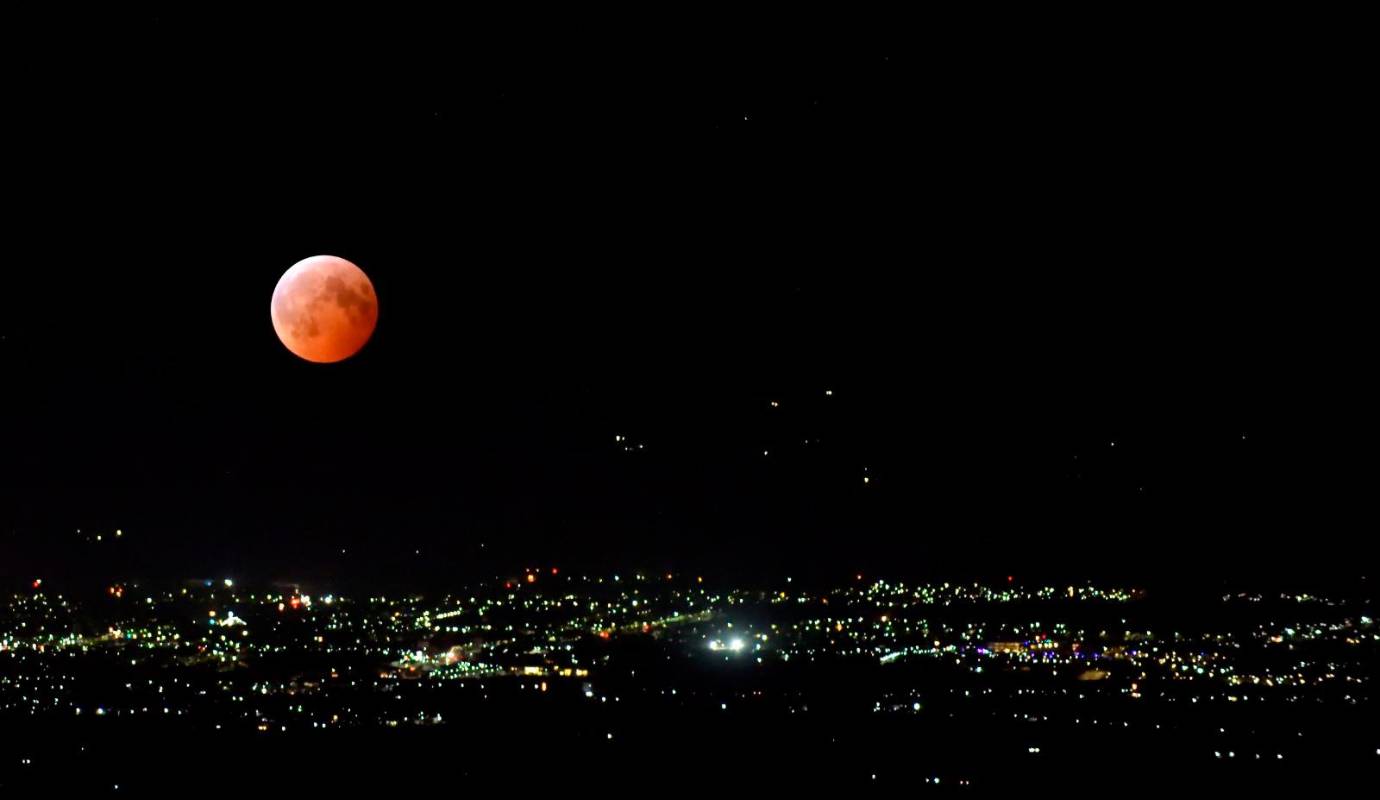 El eclipse lunar total del 14 de marzo de 2025 duró seis horas y ofreció una vista cambiante a medida que la Luna atraviesa la sombra de la Tierra. Foto: Getty