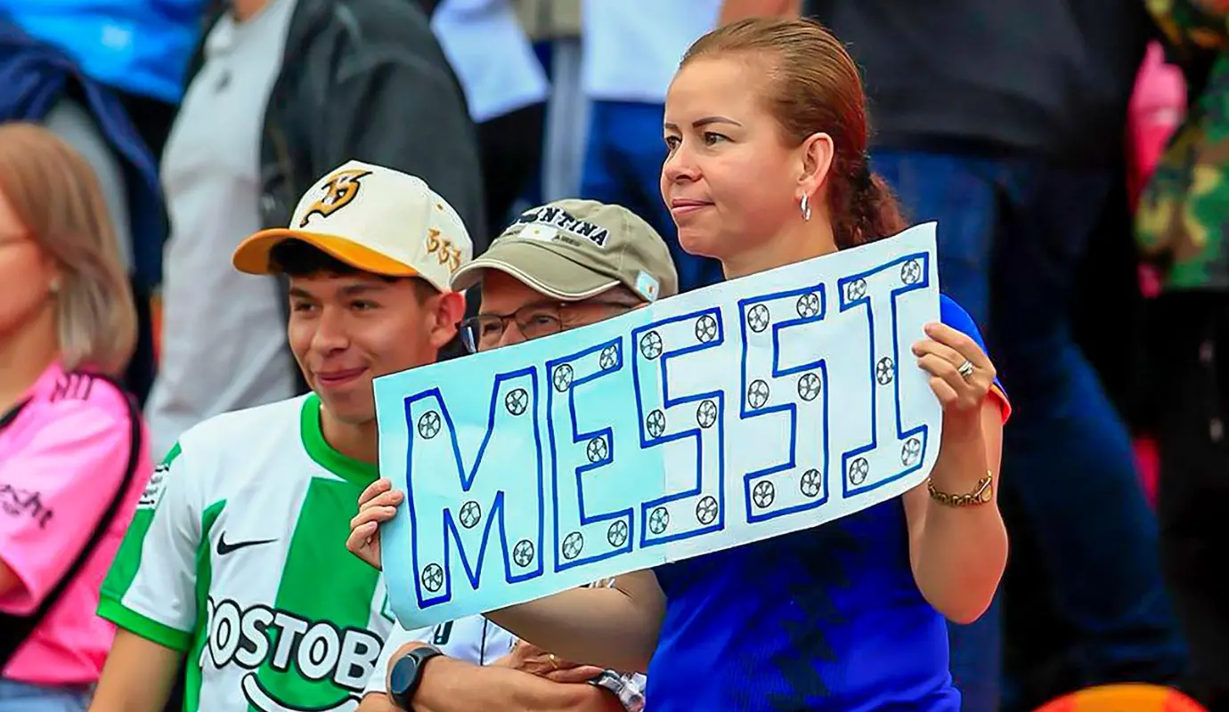 Cada vez que el “10” tocaba el balón, el Atanasio rugía. Los cánticos de “¡Messi, Messi!” bajaban desde las cuatro tribunas, creando una atmósfera de respeto y admiración que pocas veces se ve hacia un jugador extranjero en tierras colombianas. Foto: Camilo Suárez