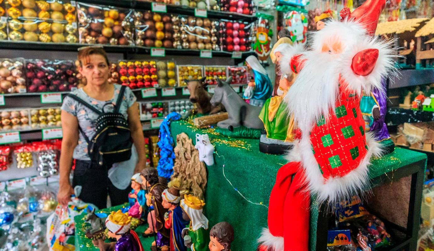  Desde principios de septiembre ya se puede conseguir Los papás Noel y los árboles de navidad para quienes quieren adelantar las compras navideñas. Foto: Camilo Suárez Echeverry