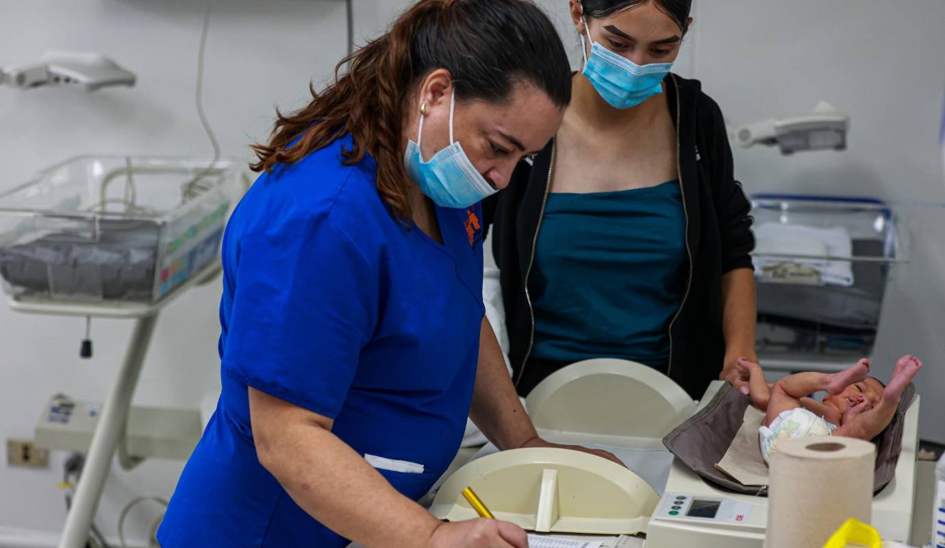 En un contexto donde la atención neonatal es crucial, el Programa Madre Canguro del HGM continúa transformando vidas, destacándose como un modelo de cuidado humanizado y efectivo que seguirá marcando la diferencia en la comunidad. Foto: Manuel Saldarriaga Quintero.