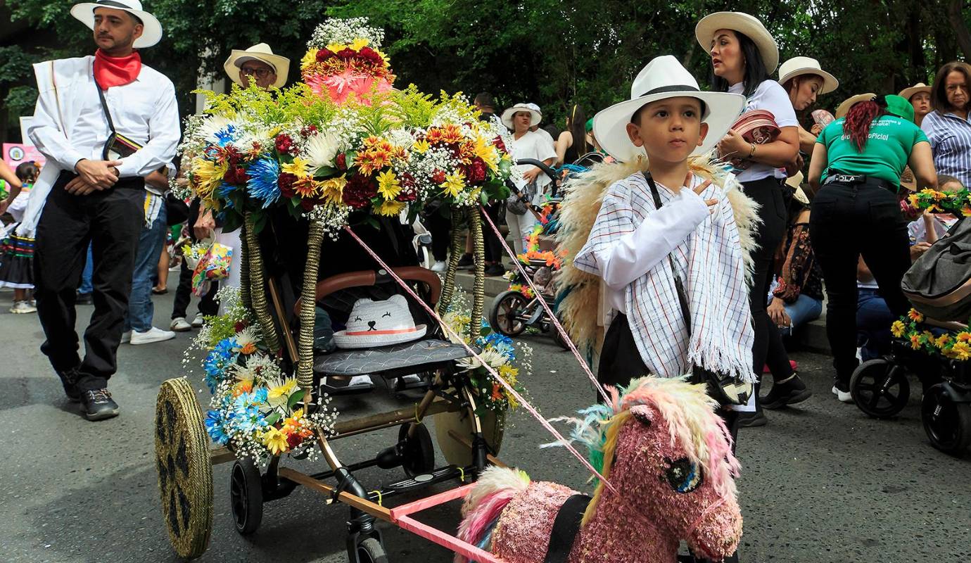Con sus silletas a pequeña escala, meticulosamente adornadas con flores frescas y creatividad desbordante, los niños y niñas recorrieron las vías, encarnando el espíritu de una tradición de antaño que se ha transmitido de generación en generación en Santa Elena y sus alrededores. Foto: Camilo Suárez Echeverry