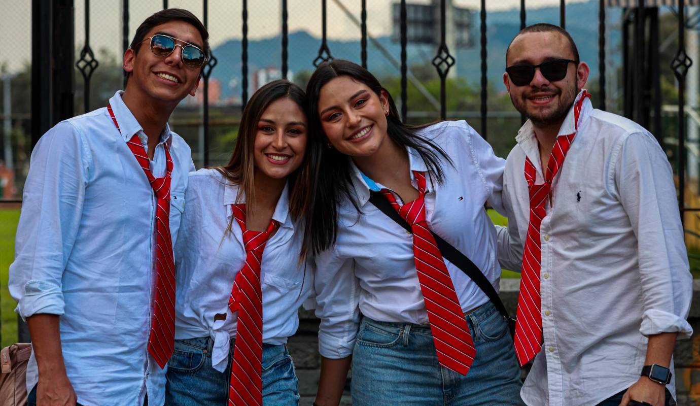 Las corbatas rojas y las camisas blancas también hicieron parte de los looks que lucieron los más de 100 mil asistentes. Foto: Manuel Saldarriaga Quintero
