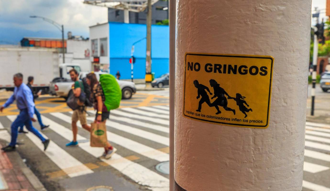 La aparición de letreros, carteles, pintas y stickers en El Poblado y Envigado ha generado controversia. Estos mensajes abordan temas como la explotación sexual, pero algunos generan preocupación por posibles expresiones de xenofobia. Foto: Camilo Suárez Echeverry