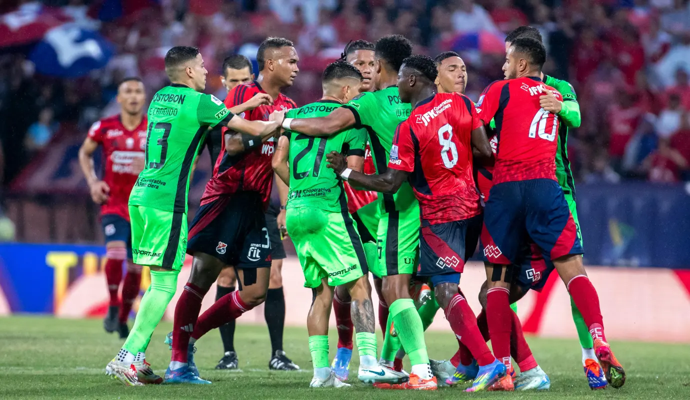  La intensidad del partido se tradujo también en un juego físico, que derivó en varias amonestaciones y expulsados por parte del árbitro Andrés Rojas. Foto: Juan Antonio Sánchez.
