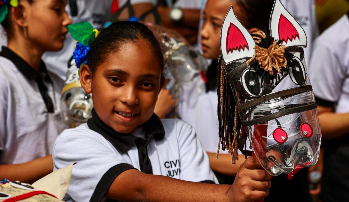 Los niños, orgullosos de sus caballitos de palo adornados con flores y cintas, marcharon con gracia y entusiasmo, convirtiéndose en el centro de atención de esta jornada festiva. Foto: Manuel Saldarriaga Quintero.