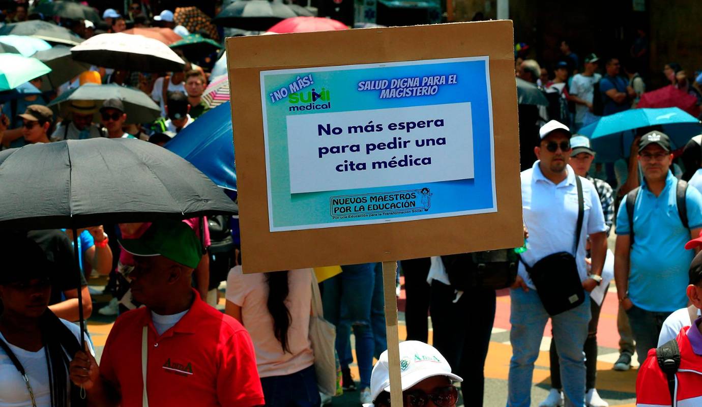 Los docentes de Antioquia, representados por el sindicato Adida, salieron a las calles de Medellín este jueves 17 de octubre para mostrar su descontento con la grave crisis que atraviesa el sistema de salud que los atiende. Foto: Camilo Suárez