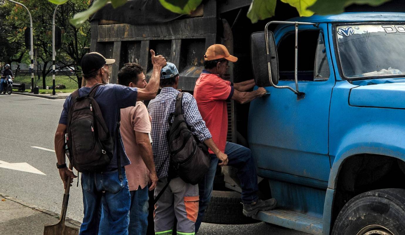 En cuestión de cinco segundos el volquetero señala con el dedo a la pareja de paleros que se quiere llevar. Ve el catálogo que tiene disponible y escoge, “sí, no, sí, mmm, a ver qué más hay”, como si deslizara el dedo en una aplicación de citas. Camilo Suárez Echeverry