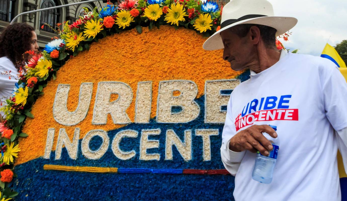 Algunos llevaron incluso silletas con mensajes de defensa al recién condenado expresidente. Foto: Camilo Suárez Echeverry