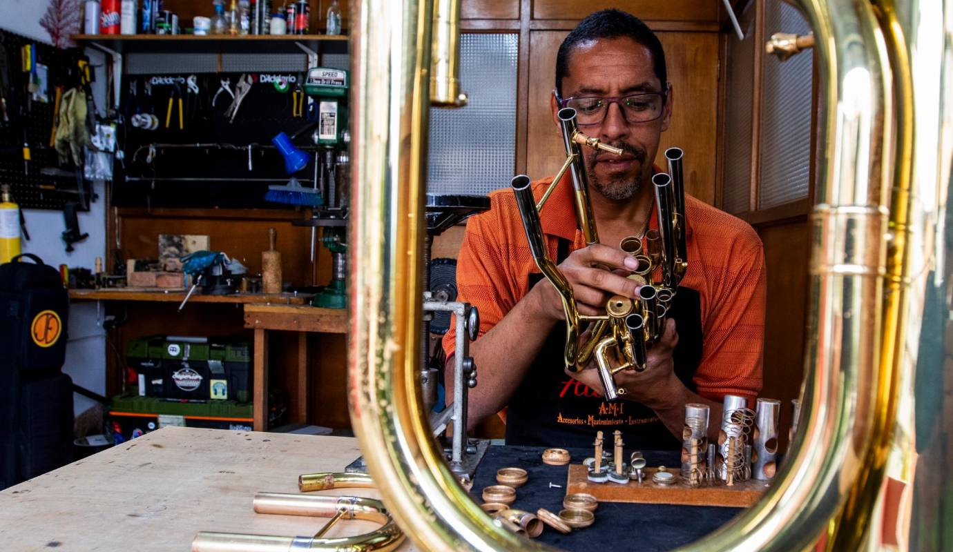 Peña, especializado en instrumentos de viento metal como flautas, trompetas y saxofones, Peña domina los secretos de la acústica y la precisión que requieren estos delicados instrumentos. Foto: Julio César Herrera