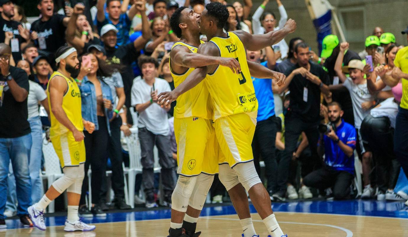 Andrés Ibargüen y Juan Diego Tello, las figuras de la noche, celebran el triunfo de Colombia ante Venezuela. Foto: Camilo Suárez Echeverry