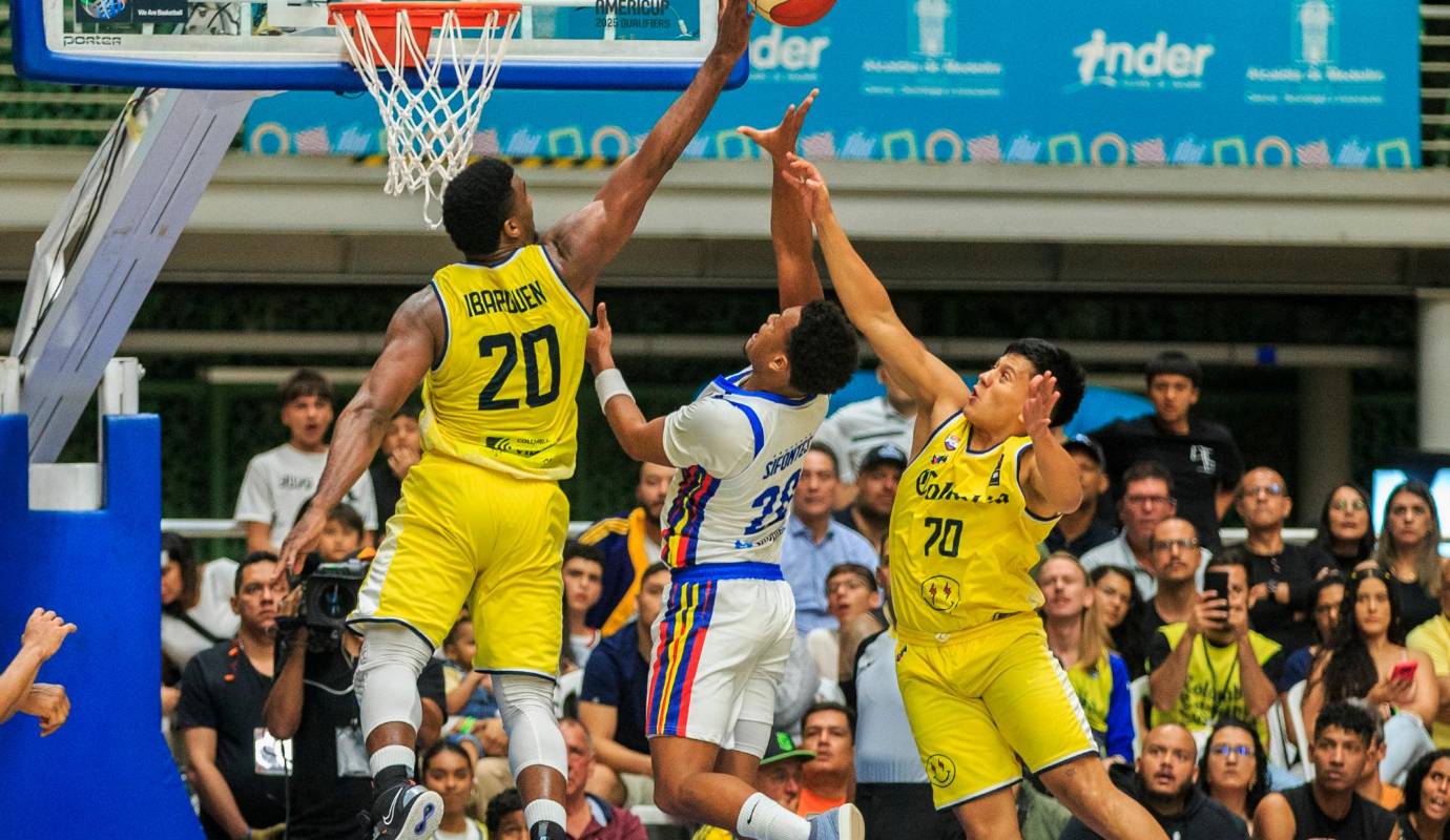 Andrés Ibargüen y Octavio Muñoz hicieron grandes esfuerzos para ayudar en la marca y frenar a los mejores jugadores del rival. Foto: Camilo Suárez Echeverry