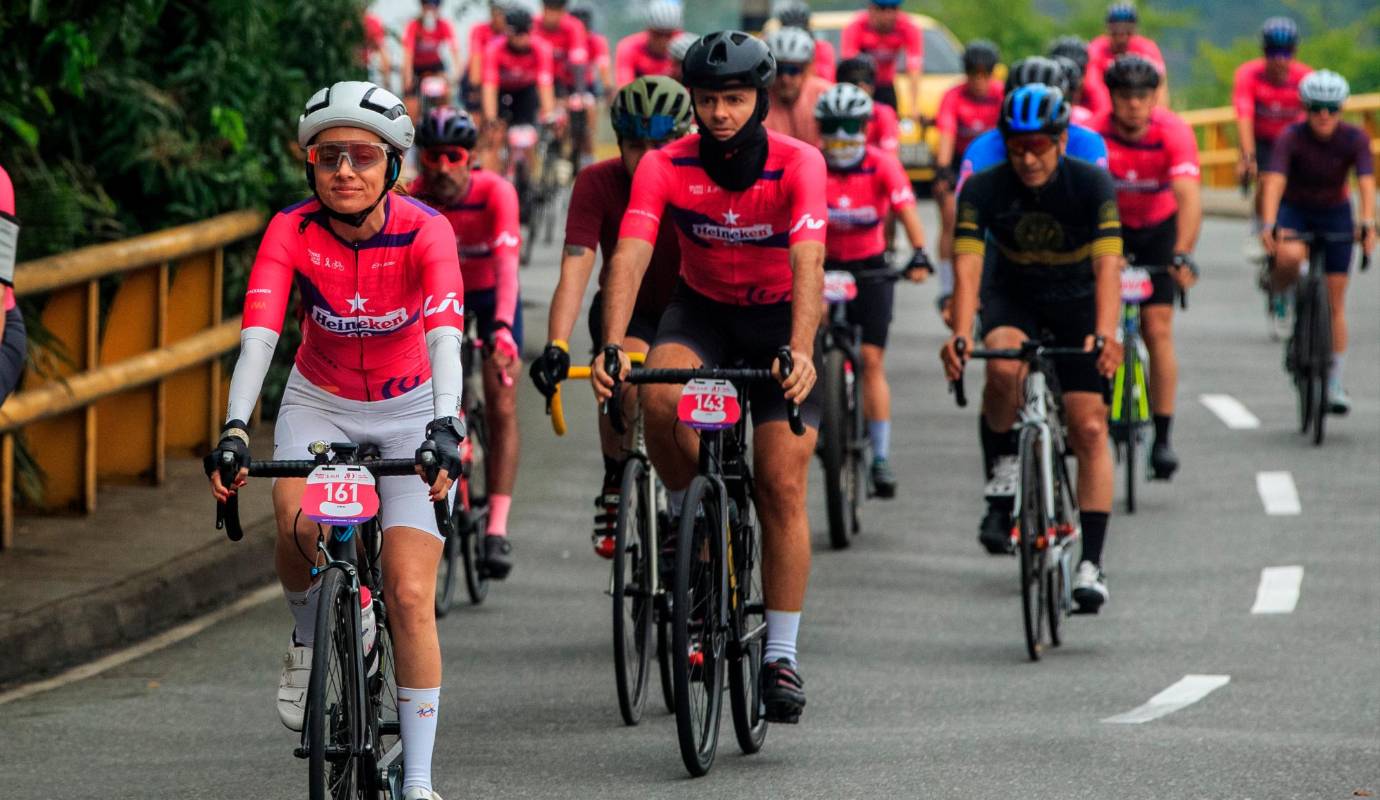 Los deportistas que participan en este hermoso evento buscan crear conciencia entre las mujeres para que se realicen el autoexamen que permita detectar a tiempo el cáncer de mama y así lograr un tratamiento eficaz contra el mismo. Foto: Camilo Suárez Echeverry