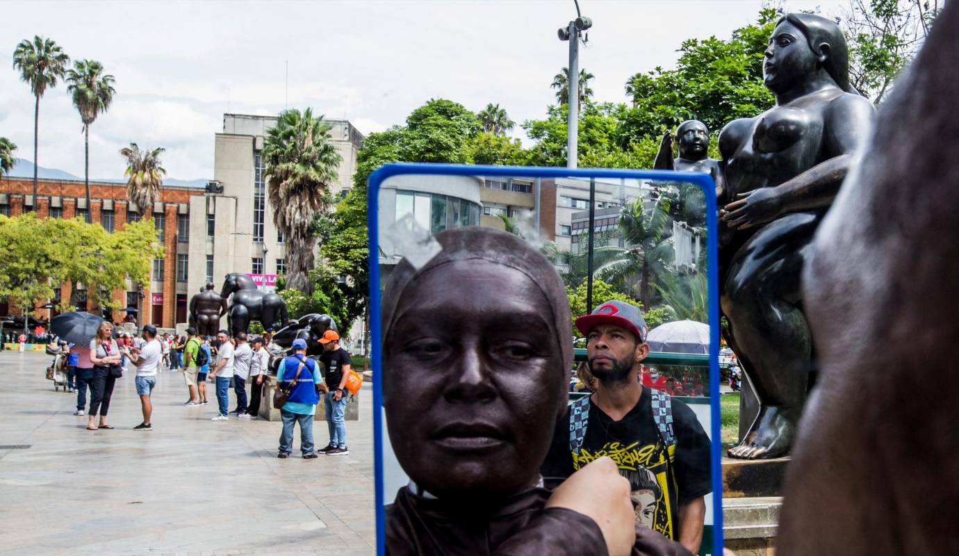 Mireya vive en Prado Centro. Tiene horario de oficina, llega pasadas las 9:00 a.m. y cierra el chuzo después de las 5:00 p.m. Cada hora y media se levanta y hace una pausa activa, estira los músculos que tanto se acalambran si uno está sentado mucho rato. Foto: Julio César Herrera.