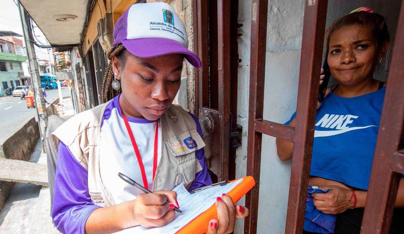 Un equipo de la Secretaría de Educación de Medellín desde hace dos semanas, con apoyo de voluntariado de la fundación Pies Descalzos, recorren las calles de comunas de Medellín para buscar puerta a puerta a los niños, niñas y adolescentes que se salieron de estudiar o que no se han matriculado. Foto: Esneyder Gutiérrez Cardona