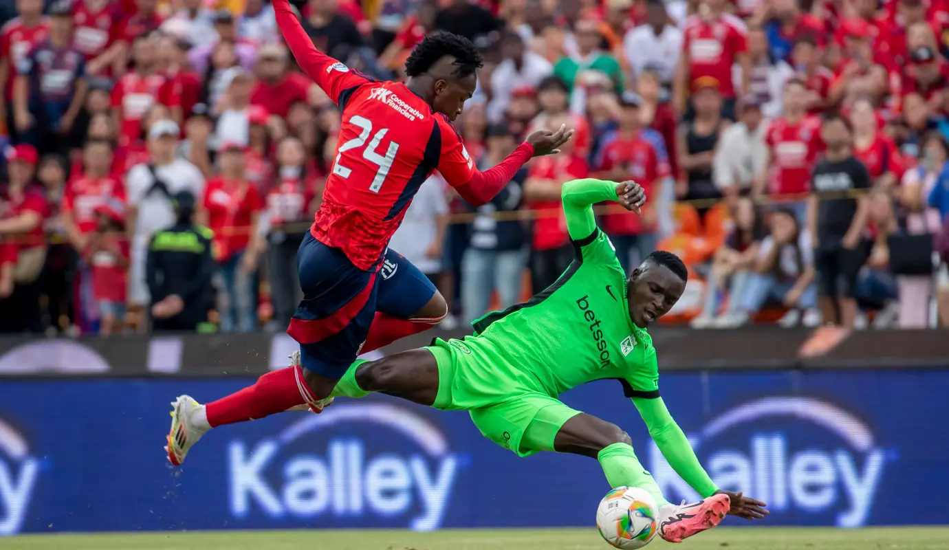 El clásico paisa entre Atlético Nacional y el Deportivo Independiente Medellín, correspondiente a la fecha 17 de la Liga BetPlay I-2025, cumplió con las expectativas de intensidad, emoción y polémica. Foto: Juan Antonio Sánchez.
