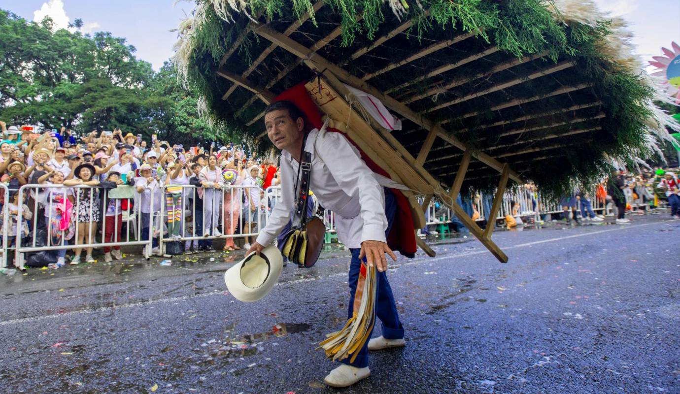 Juan Ernesto Ortiz Grajales es el ganador absoluto de la versión número 67 del Desfile de Silleteros 2024. El desfile de este año nos regaló momentos de pura emoción y un despliegue impresionante de arte floral, donde cada detalle fue cuidadosamente elaborado por manos expertas. Foto: Esneyder Gutiérrez 