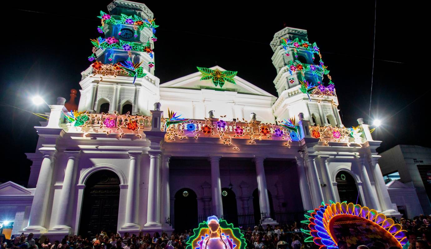 La iglesia principal encabeza el alumbrado de navidad de Envigado. Foto: Esneyder Gutiérrez