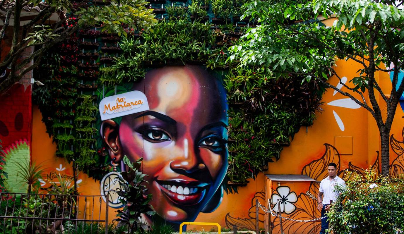 El Poblado, uno de los sectores más emblemáticos de Medellín, se viste de arte gracias al talento del artista urbano Fabian Higuita, conocido como FATE. Foto: Julio César Herrera
