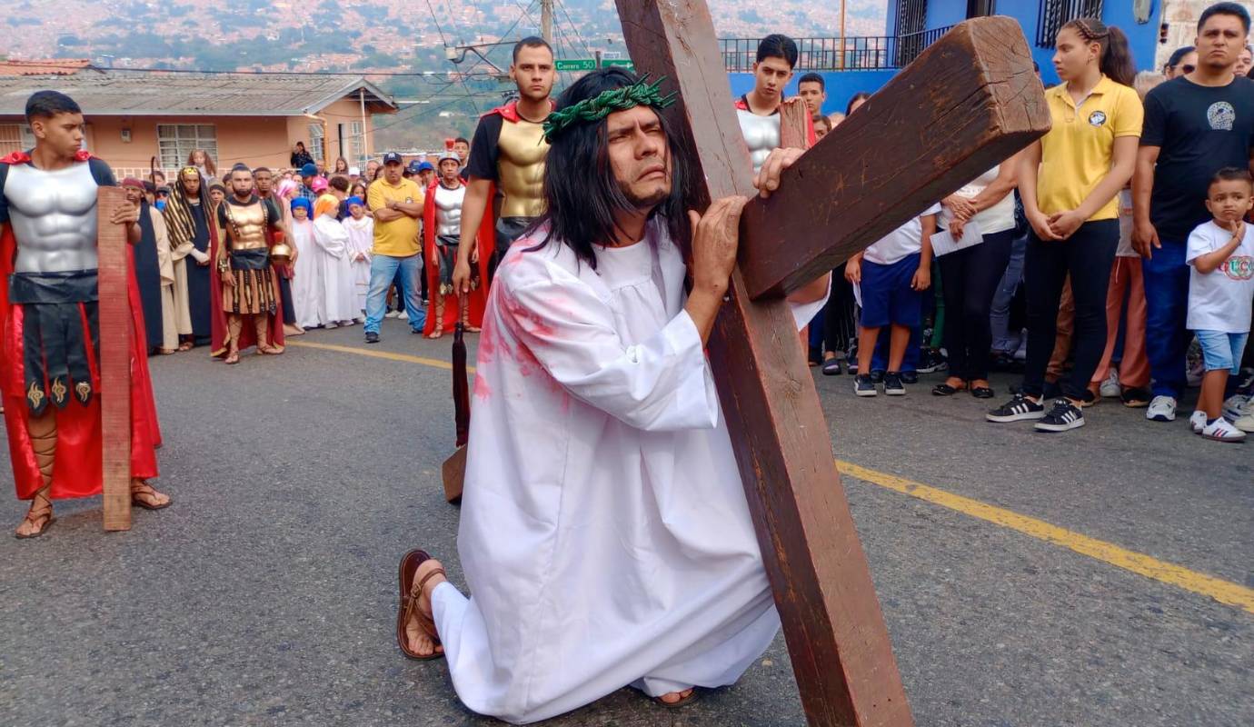 Los actores que participan en esta representación en vivo del Viacrucis de el Viernes Santo muestran el doloroso recorrido de Jesús hacia El Calvario. Foto: Manuel Saldarriaga