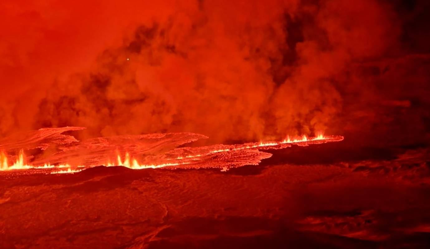El volcán Merapi, expulsó río de lava incandescente de alrededor 1.600 metros. Foto: AFP