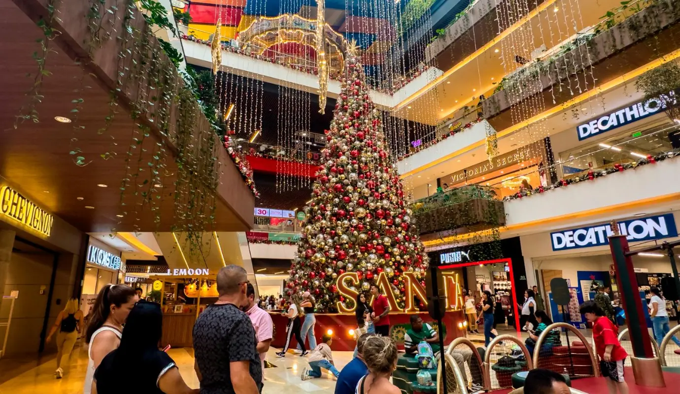 Centro comercial Arkadia. Además de la oferta visual y artística, muchos centros comerciales han fortalecido sus experiencias al aire libre con zonas de nieve artificial, desfiles navideños, talleres creativos y espectáculos itinerantes para disfrute de los visitantes Foto: Camilo Suárez Echeverry