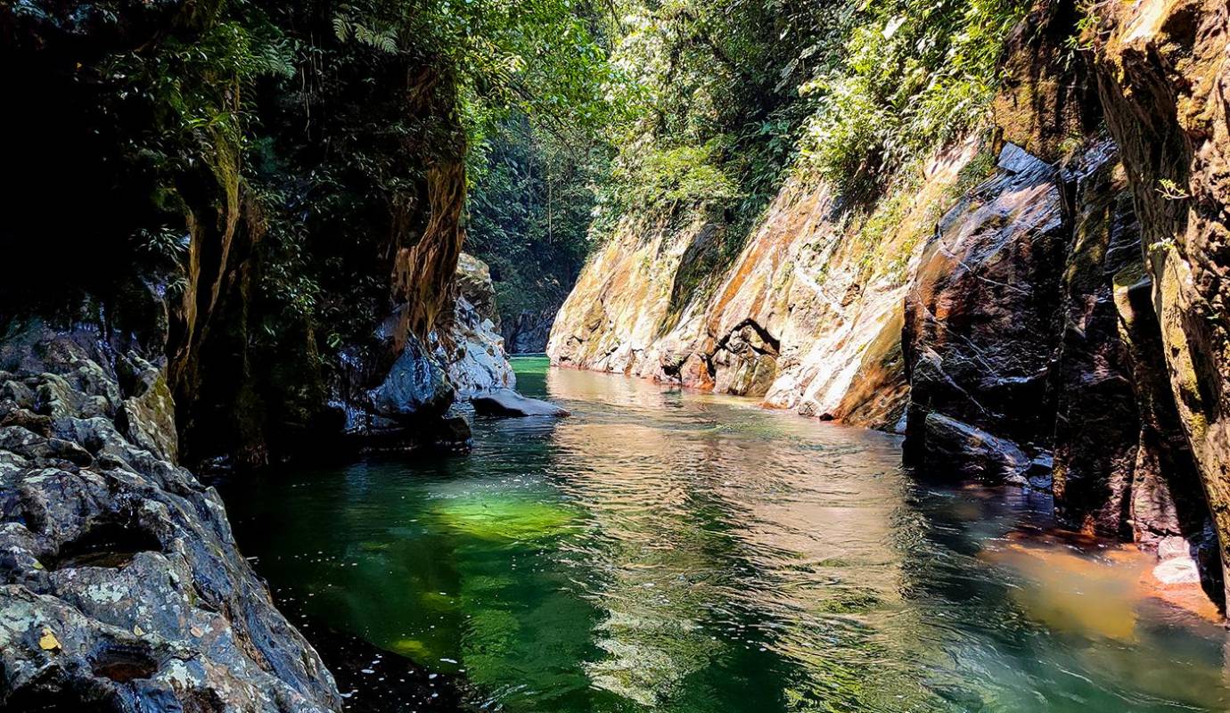 El turismo desbordado se presento después de 2017 cuando empezaron a volver cada vez más recurrentes las bandadas de visitantes llevadas por agencias y guías de afuera. La promesa era que se iban a bañar en el río más bonito de Antioquia. Foto Juan Diego Ortíz