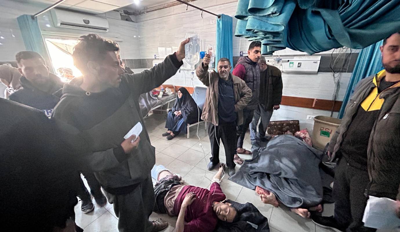 Palestinos heridos reciben tratamiento médico en el Hospital Al-Shifa después de que las fuerzas israelíes abrieran fuego contra palestinos que esperaban camiones de ayuda humanitaria en la calle Al-Rashid. Fotos Getty