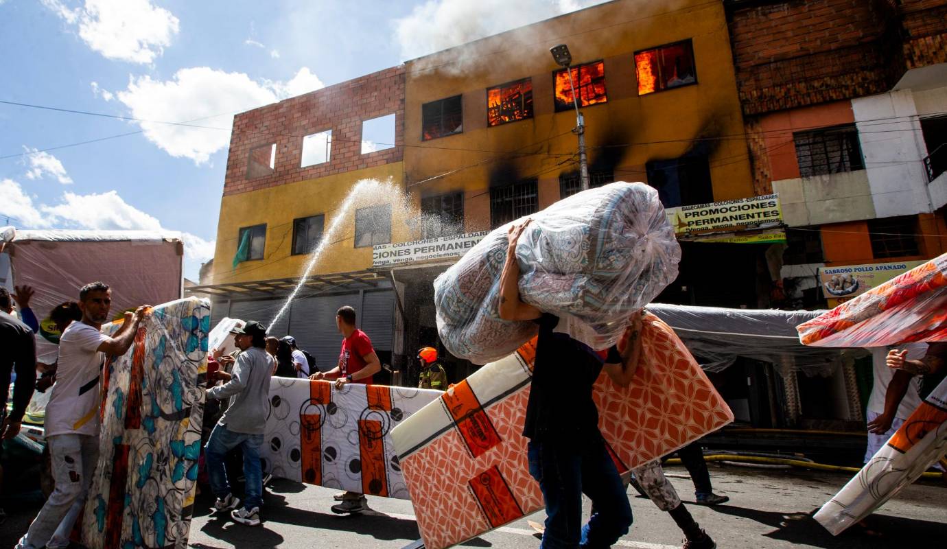 A raíz de la contingencia, las autoridades de tránsito cerraron el paso por la zona mientras se combatía contra el fuego. Foto: Julio César Herrera