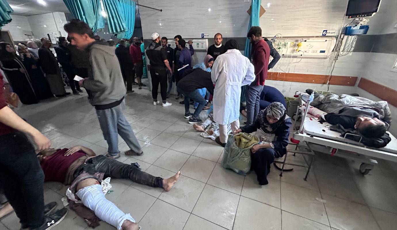 Una captura de pantalla capturada de un video muestra a las fuerzas israelíes atacando a los palestinos, rodeando camiones de ayuda humanitaria, mientras los soldados israelíes los reciben como una amenaza y abren fuego contra la multitud en la ciudad de Gaza. Fotos Getty