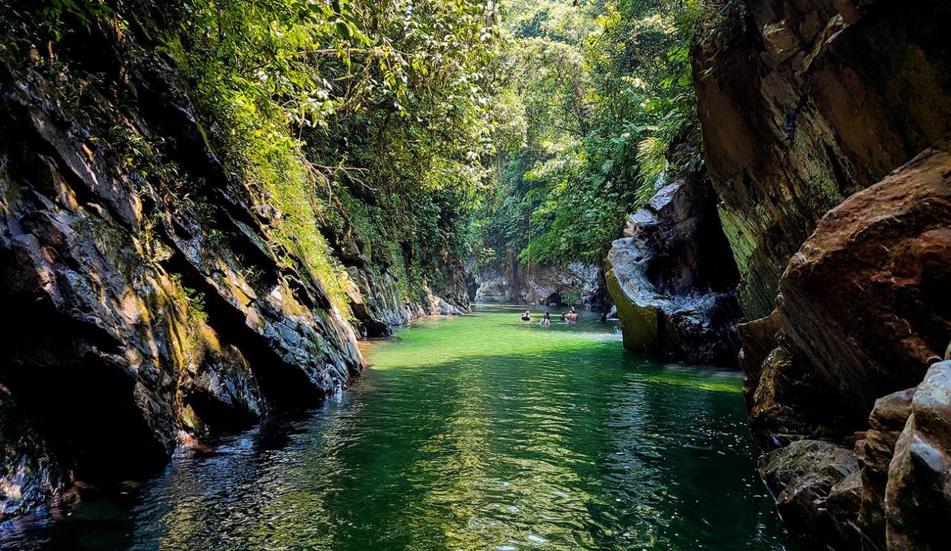 La comunidad decidió, como si fueran un parque nacional, cerrar una semana cada dos meses para que el río, los caminos y el bosque descansen de tantas pisadas. Foto Juan Diego Ortíz