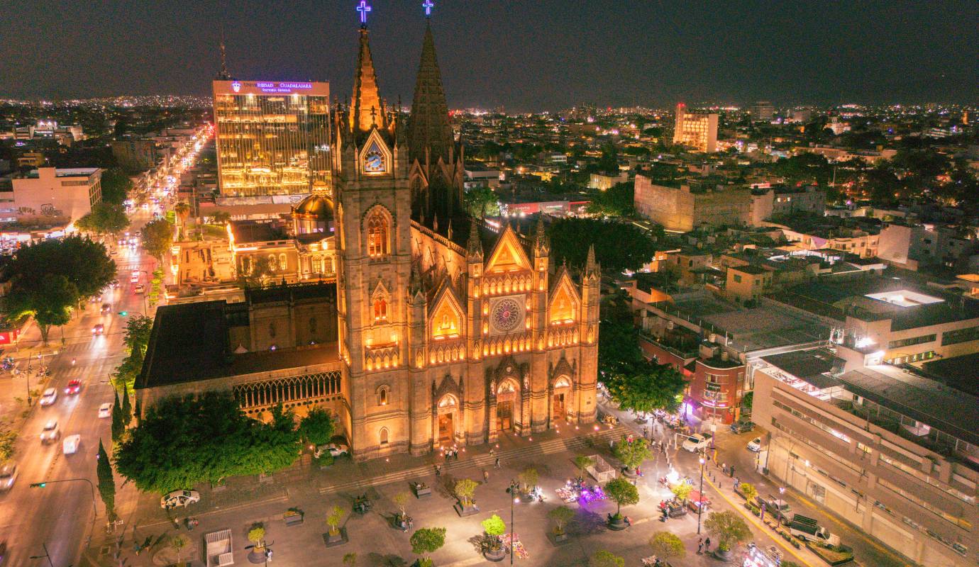 El Centro Histórico de Guadalajara de noche es un espectáculo visual y cultural vibrante con la iluminación de sus joyas históricas. Foto: Oficina de Visitantes y Convenciones de Guadalajara