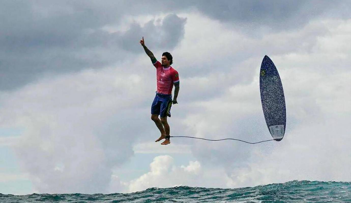 El surfista brasileño Gabriel Medina batió un nuevo récord olímpico para una ola individual con una puntuación de 9,90 y protagonizó la que, por el momento, es una de las mejores fotos de los Juegos Olímpicos de París 2024. AFP