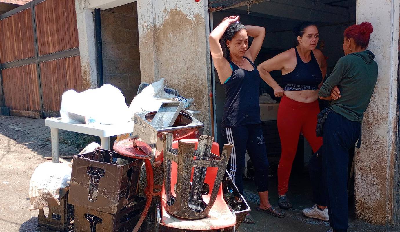 Según reportaron los organismos de emergencias, fue una noche de desazón y caos en Bello para decenas de familias y particularmente para la familia del menor de siete años que terminó arrastrado por la quebrada La García. Foto: Manuel Saldarriaga Quintero