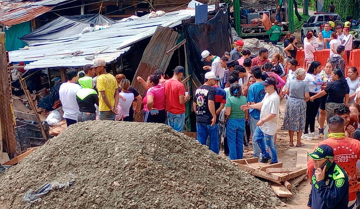 El aguacero desbordó nuevamente la quebrada La García que hace tres semanas había causado las primeras grandes emergencias de esta ola invernal en el municipio de Bello. Foto: Manuel Saldarriaga Quintero