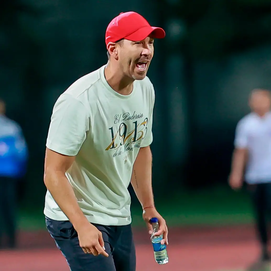El entrenador antioqueño Sebastián Botero, quien habitualmente dirige al equipo sub-20, asumió su segundo interinato al frente del Medellín. Foto: Manuel Saldarriaga