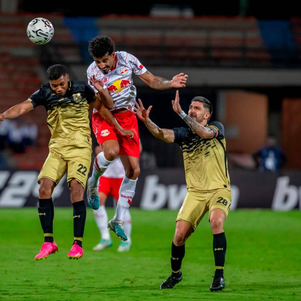 En la imagen aparece Jesús David Rivas (22) disputando el balón con un jugador de Bragantino. FOTO JUAN ANTONIO SÁNCHEZ