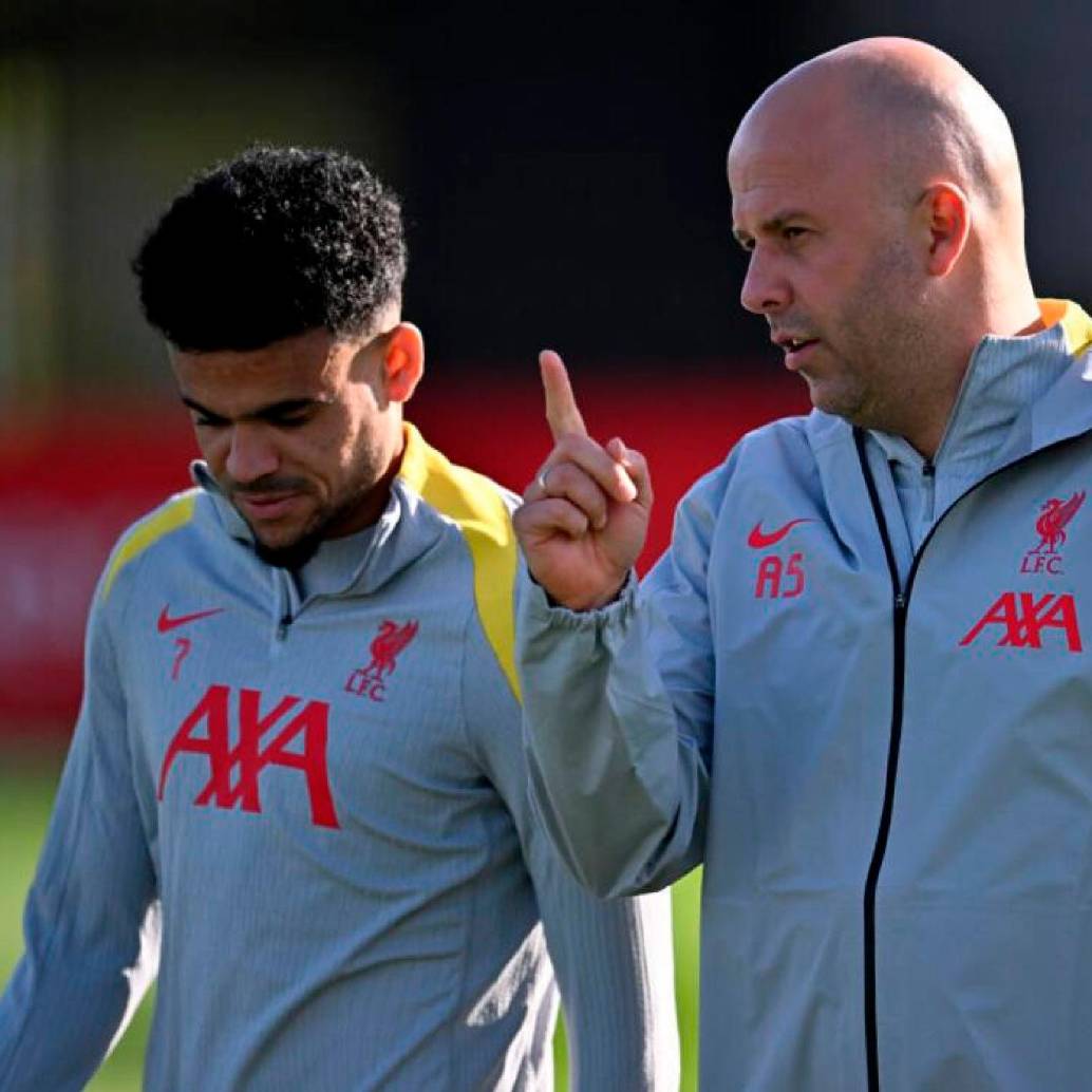 Luis Díaz y Arne Slot cuando compartieron en Liverpool. FOTO GETTY