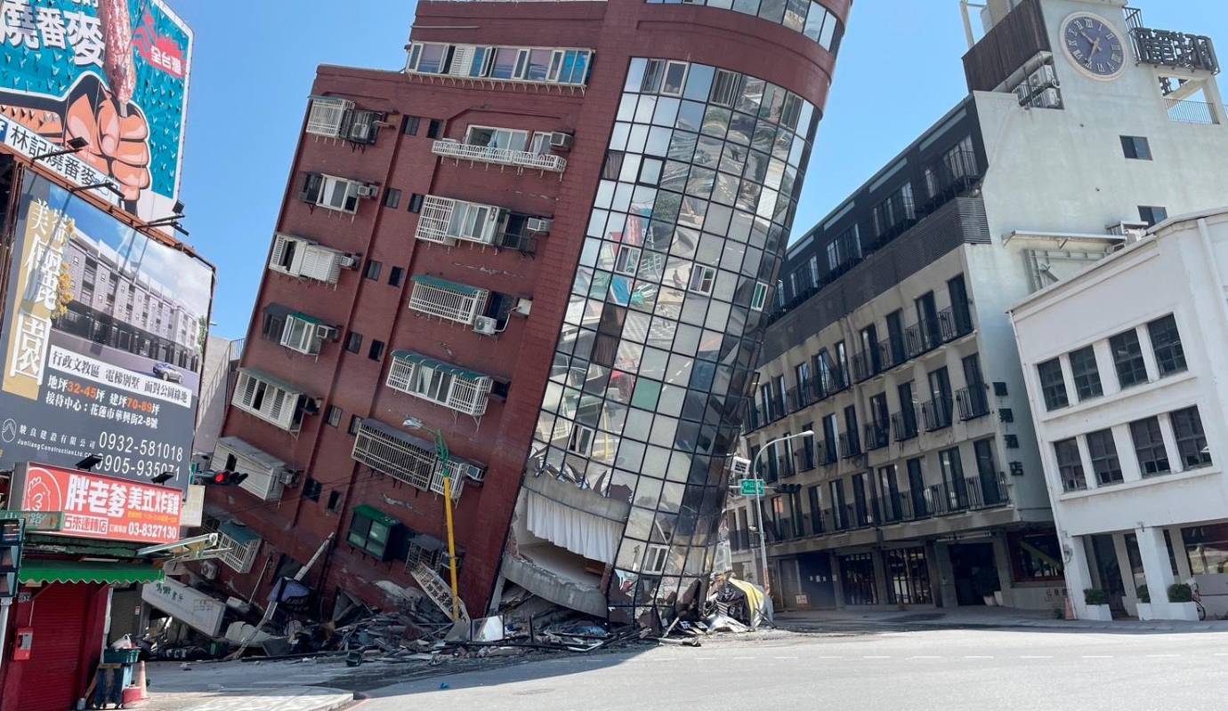  El edificio Urano en Xuanyuan Road quedo inclinado después del fuerte terremoto y las replicas que le siguieron. Foto: GETTY 