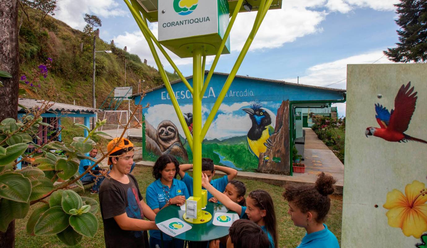 La idea de las Ecoescuelas, en síntesis, fue escoger escuelas en los 80 municipios que tiene Corantioquia bajo su jurisdicción, que cumplieran con requisitos como estar ubicadas en zonas aledañas a las áreas protegidas, que tuvieran baja calificación en el componente de educación ambiental y que demostraran corresponsabilidad, para hacer de ellas un santuario del aprendizaje ambiental. Foto: Esneyder Gutiérrez 
